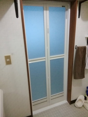 【飯山木島店】古くなった浴室ドアを折れ戸に変更（飯山市Ｉ様）